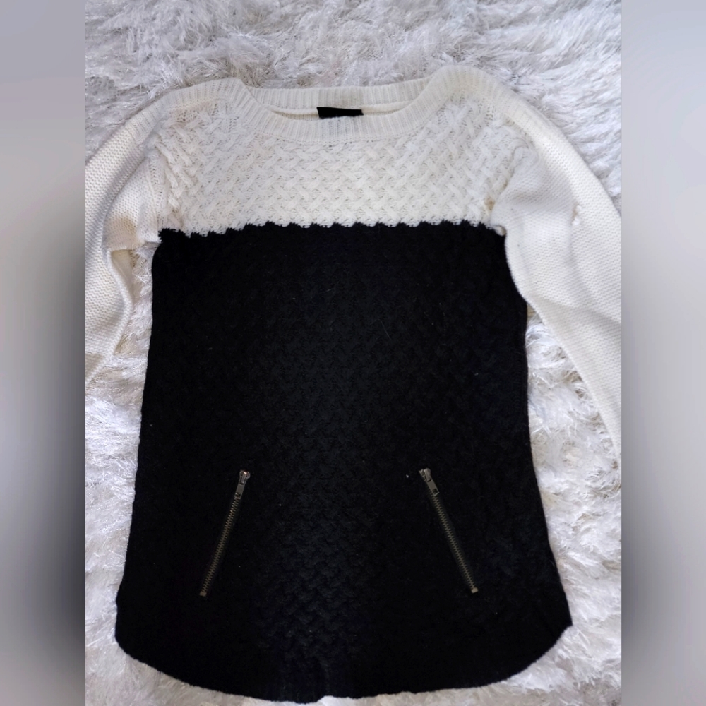 NWT Macys Hooked Up Bkack/white color block sweater sz S